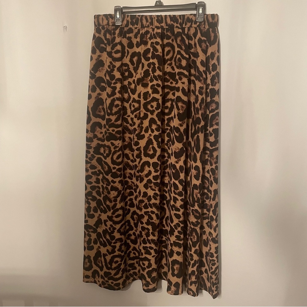 Emery Rose Size 1x leopard print skirt with an elastic waistband